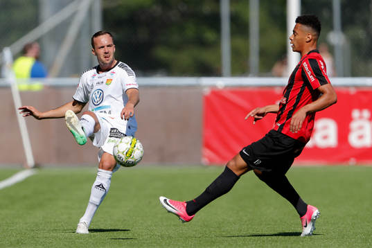 GAIS Sebastian Möller mot försvarande Brommapojkarnas