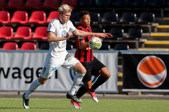 GAIS Carl Nyström i kamp om bollen med Brommapojkarnas