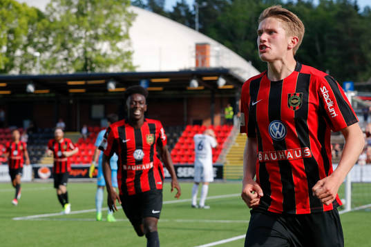 Brommapojkarnas Viktor Gyökeres jublar