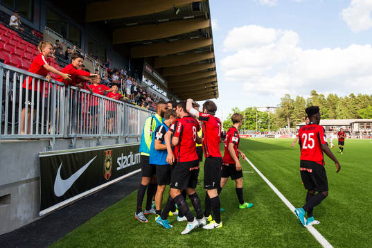 Brommapojkarnas Viktor Gyökeres (ej i bild) jublar tillsammans med Besard Sabovic, Markus Gustafsson, Jacob Ortmark och Jack Lahne