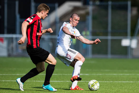 Brommapojkarnas Viktor Gyökeres i kamp om bollen med GAIS