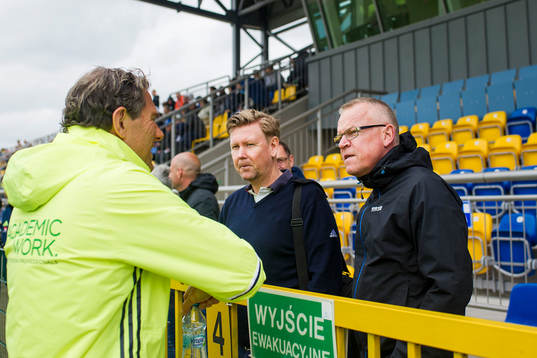 förbundskapten Håkan Ericson pratar med Peter Wettergren och Janne Andersson