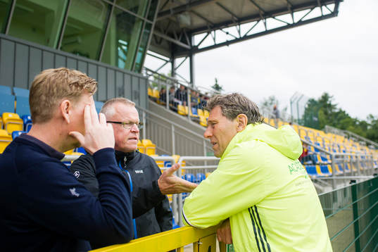 förbundskapten Håkan Ericson pratar med Janne Andersson