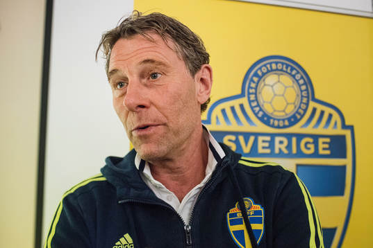 förbundskapten Håkan Ericson intervjuas