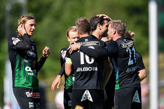 Varbergs Oliver Stanisic jublar med lagkamrater