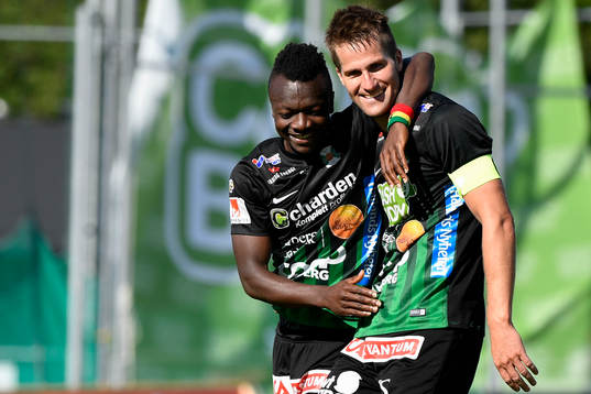 Varbergs Thomas Boakye jublar med målskytten till 4-0 Gabriel Altemark-Vanneryr