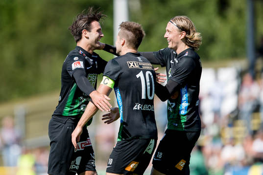 Varbergs Oliver Stanisic (v) har gjort 2-0 och jublar
