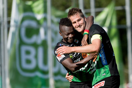 Varbergs Thomas Boakye (v) och Gabriel Altemark-Vanneryr (h) jublar efter att Altemark-Vanneryr gjort 4-0