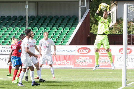 Dalkurds målvakt Frank Pettersson räddar i