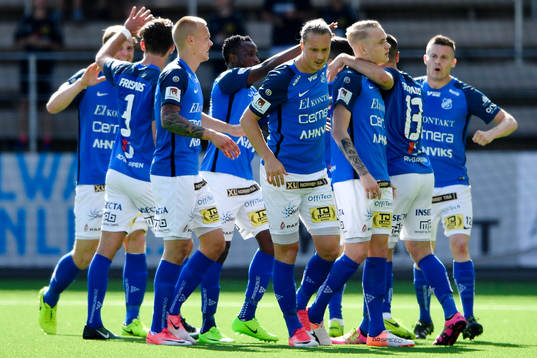 Norrbys Adam Ståhl jublar med lagkamrater efter att ha gjort 1-0-målet