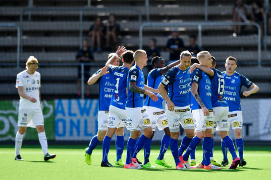 Norrbys Adam Ståhl jublar med lagkamrater efter att ha gjort 1-0-målet