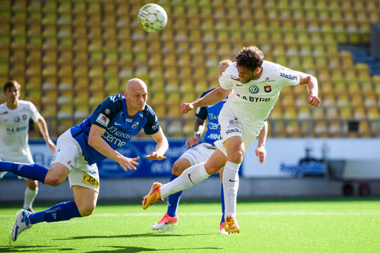 Örgrytes Johan Elmander nickar bollen framför Norrbys