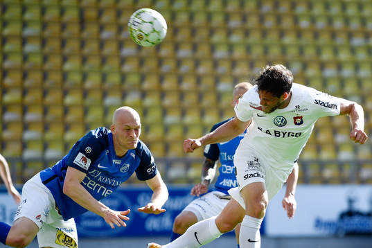 Norrbys Viktor Nilsson försvarar mot Örgrytes Johan