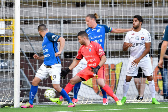 Norrbys Kardo Sarchel Aso Omar, målvakt Mergim Krasniqi,