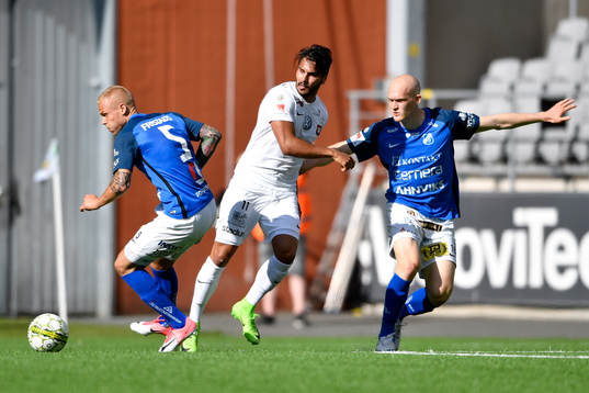 Norrbys Jesper Brandt och Viktor Nilsson i kamp om bollen
