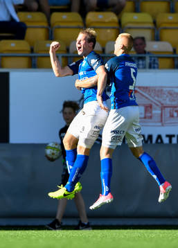 Norrbys Nicklas Savolainen jublar med Jesper Brandt