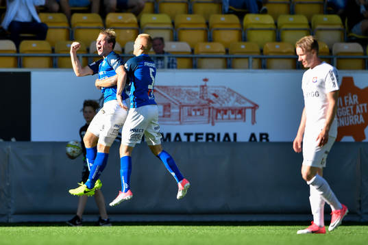 Norrbys Nicklas Savolainen jublar med Jesper Brandt