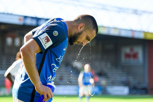 Norrbys Kardo Sarchel Aso Omar svalkar sig med vatten