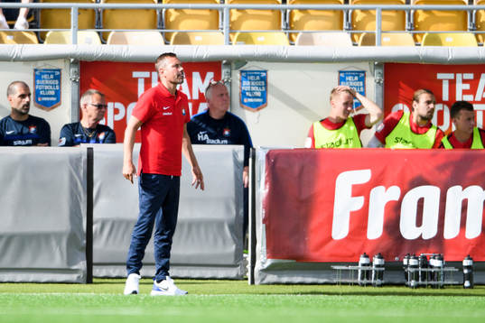 Örgrytes tränare Marcus Lantz manar på spelaren
