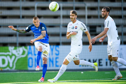 Norrbys Jesper Brandt rensar undan bollen framför