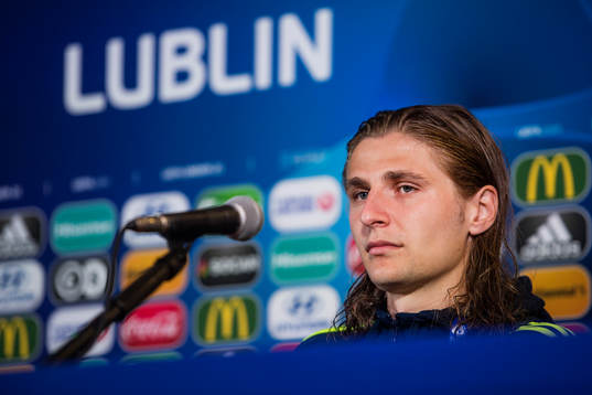 Pawel Cibicki deltar i en presskonferens