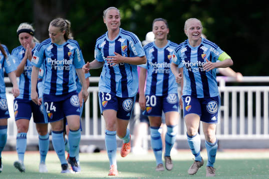 Djurgårdens Freja Hellenberg, Petronella Ekroth och Mia Jalkerud jublar med målskytten till 1-0 Mia Jalkerud  (th)