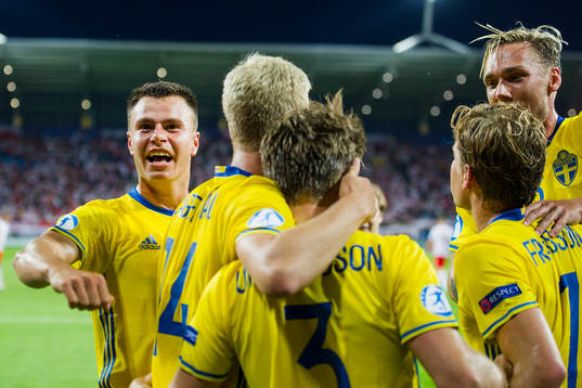 Sveriges Melker Hallberg, Filip Dagerstål, Alexander Fransson och Linus Wahlqvist jublar med Jacob Une Larsson efter att han har gjort 1-2 