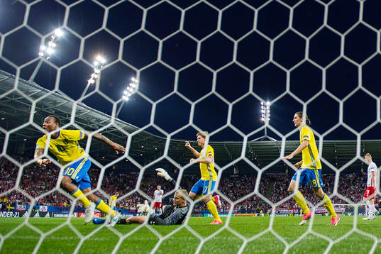 Sveriges Carlos Strandberg jublar med Alexander Fransson och Pawel Cibicki efter att han har gjort 1-1