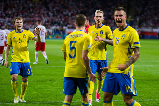 Sveriges Simon Tibbling, Adam Lundqvist, Linus Wahlqvist och Melker Hallberg jublar