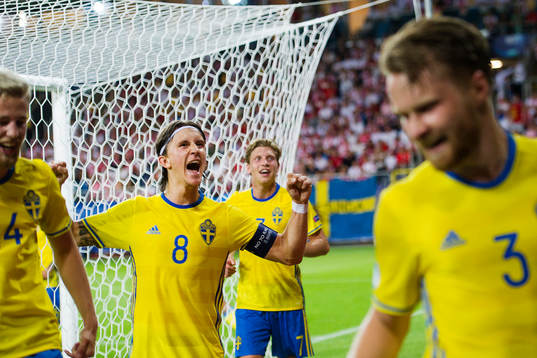 Sveriges Filip Dagerstål, Kristoffer Olsson och Alexander Fransson jublar med Jacob Une Larsson efter att han har  gjort 1-2