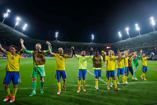 Sveriges Kristoffer Olsson, målvakt Pontus Dahlberg, Linus Wahlqvist, Niclas Eliasson, Isak Ssewankambo, Pawel Cibicki, Filip Dagerstål, målvakt Anton Cajtoft och Muamer Tankovic tackar publiken