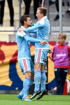 Degerfors Shpetim Hasani jublar med lagkamrater