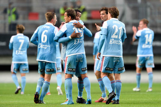 Degerfors Shpetim Hasani och Mihlali Mayambela kramar om