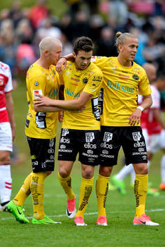 Elfsborgs Rasmus Rosenqvist, Simon Lundevall och Jesper Karlsson jublar efter 2-1 av Rosenqvist
