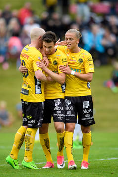 Elfsborgs Rasmus Rosenqvist kramas om av Simon Lundevall och Jesper Karlsson efter att gjort 2-1