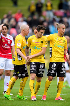 Elfsborgs Rasmus Rosenqvist klappas om av Simon Lundevall och Jesper Karlsson efter 2-1