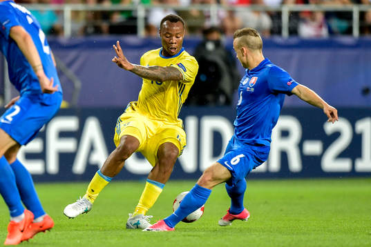 Sveriges Carlos Strandberg och Slovakiens Stanislav Lobotka