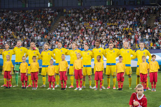 Sveriges spelare står uppställda för nationalsången