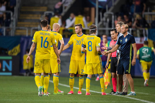 Sveriges förbundskapten Håkan Ericson samlar Melker Hallberg, Franz Brorsson, Egzon Binaku och Kristoffer Olsson