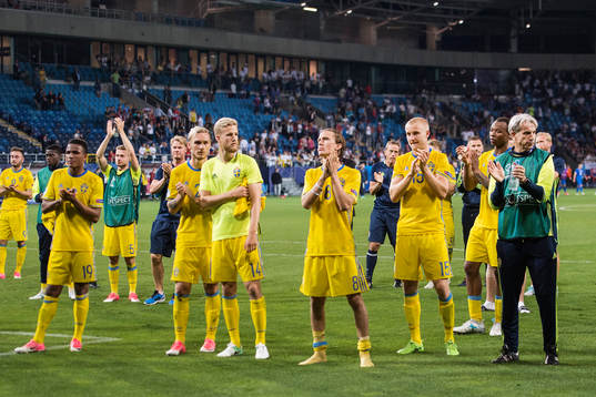 Sveriges Niclas Eliasson, Linus Wahlqvist, Filip Dagerstål, Kristoffer Olsson, Franz Brorsson  och Carlos Strandberg tackar publiken