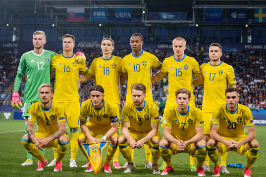 Sveriges spelare ställer upp för en lagbild