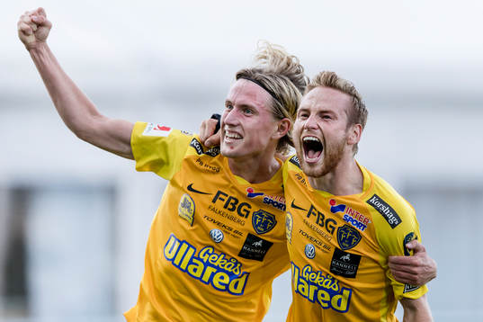 Falkenbergs Viktor Götesson och Tobias Englund jublar