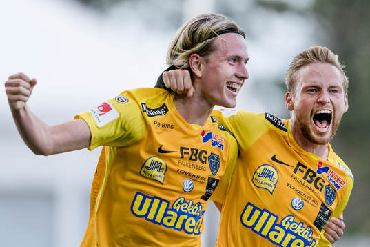 Falkenbergs Viktor Götesson och Tobias Englund jublar
