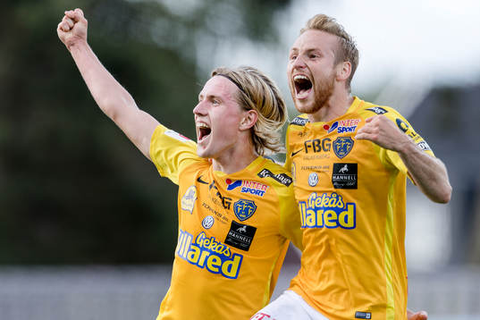 Falkenbergs Viktor Götesson och Tobias Englund jublar efter att Götesson gjort 3-1