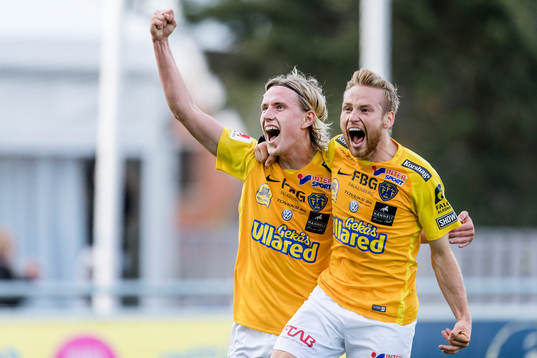 Falkenbergs Viktor Götesson och Tobias Englund jublar