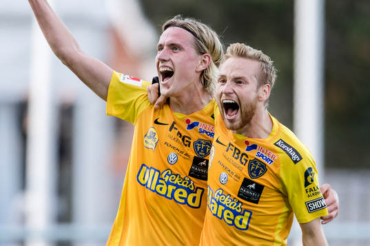 Falkenbergs Viktor Götesson och Tobias Englund jublar