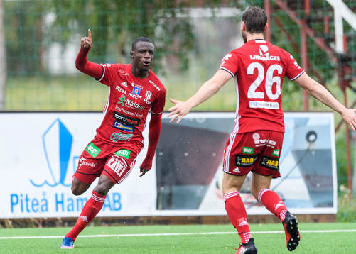 Piteås Moses Duckrell jublar efter sitt 1-0 mål