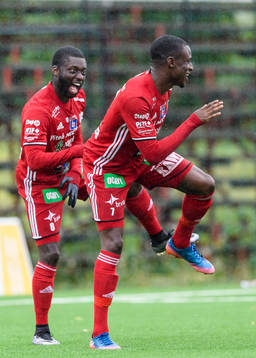 Piteås Samuel Naiwo (v) jublar tillsammans med Moses Duckrell (h) efter 1-0 målet