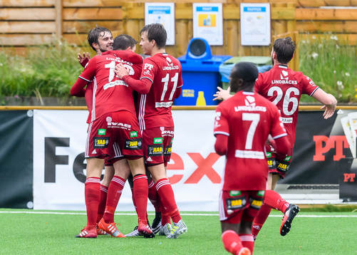 Piteåspelarna jublar efter Samuel Naiwo gjort 2-1