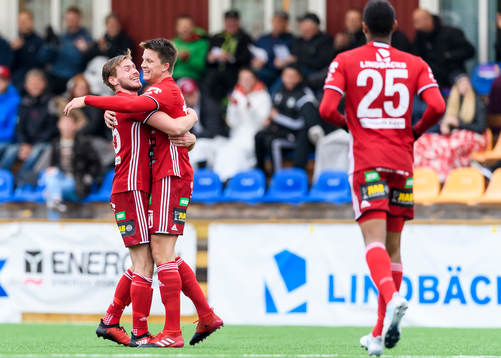Piteås Anton Rosengren (v) jublar tillsammans med Joel Edström (h) efter 4-1 målet